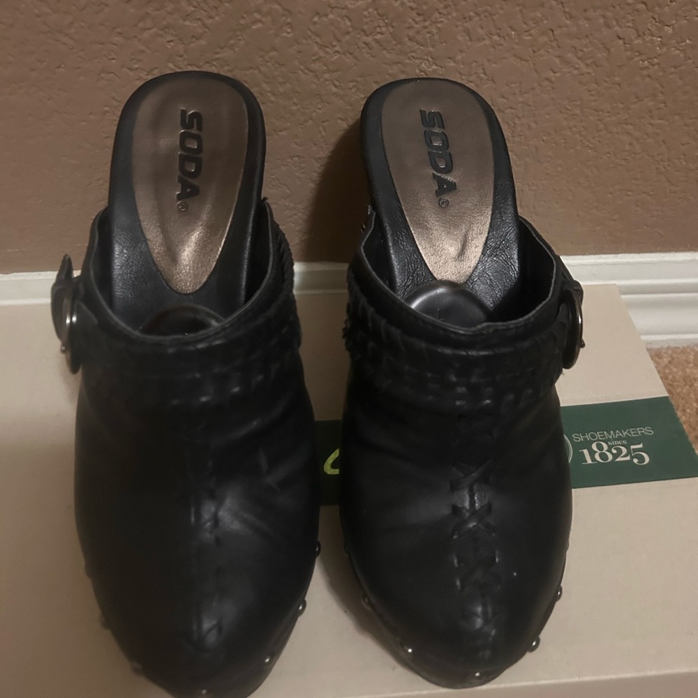 Soda Women's Black Mules